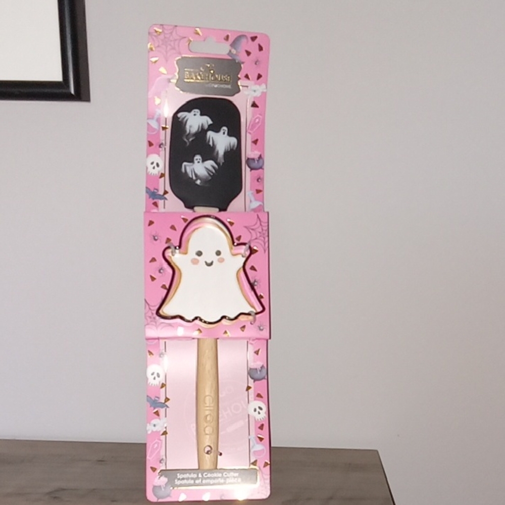 The BAKEHOUSE Spatula & Cookie Cutter Set 👻👻👻